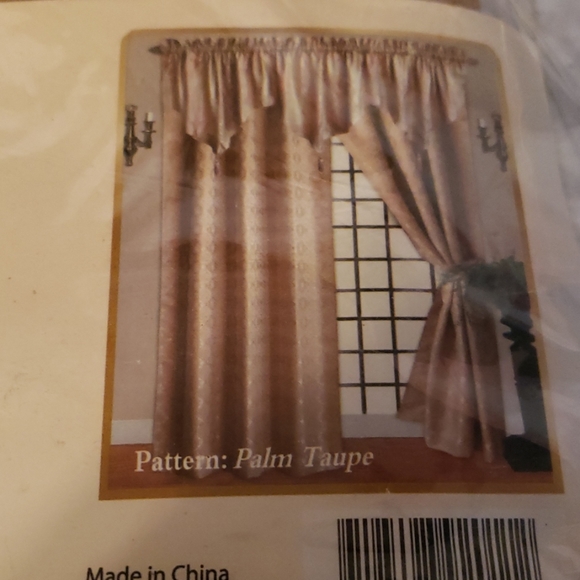 Only the valance and tiebacks left - Picture 3 of 4